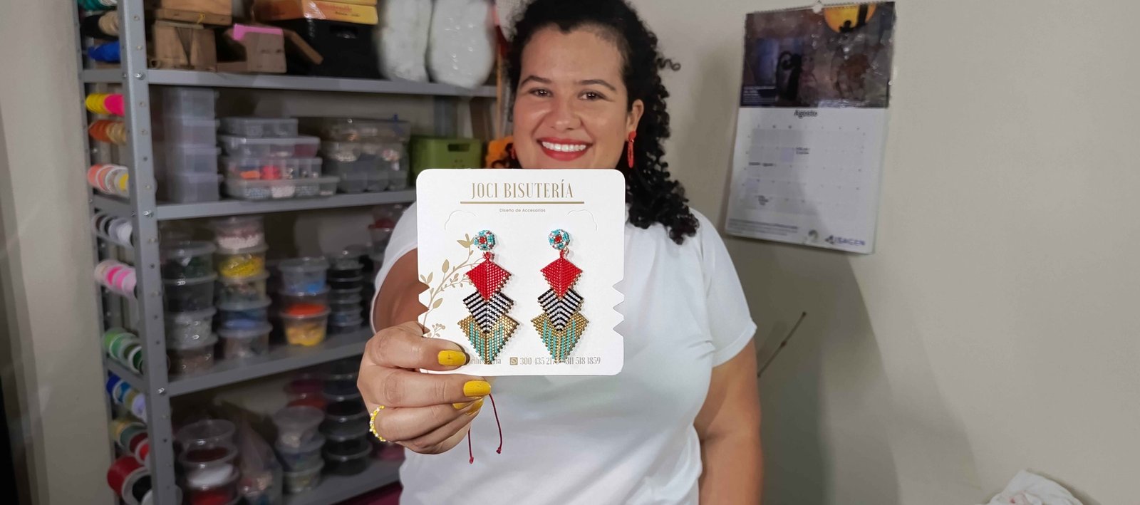 Artesana JOCI Bisutería trabajando en sus piezas