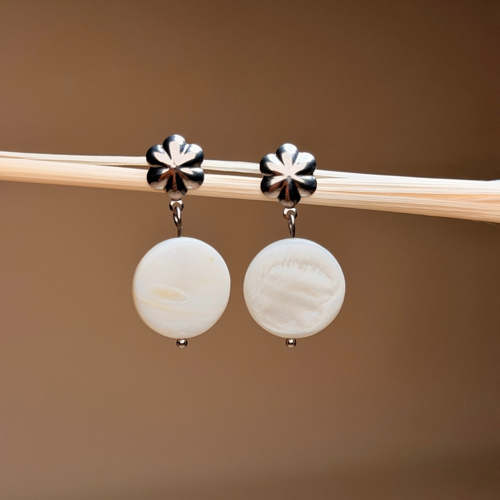 aretes-bolitas-blanco-naturales-jociva-accesorios-para-mujer-principal