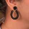 aretes-murano-con-mostacilla-negro-jociva-accesorios-para-mujer-modelo