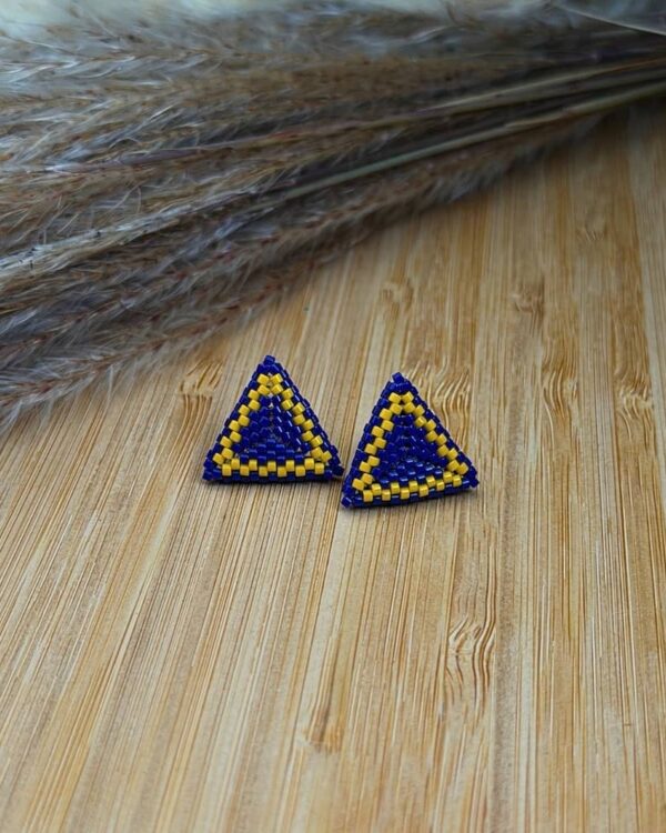 aretes-triangulo-tejido-azul-amarillo-jociva-accesorios-para-mujer-principal