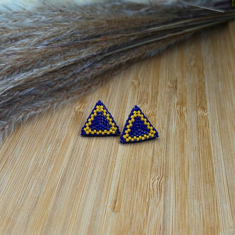 aretes-triangulo-tejido-azul-amarillo-jociva-accesorios-para-mujer-principal
