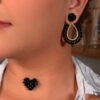 collar-corazon-negro-jociva-accesorios-para-mujer-modelo